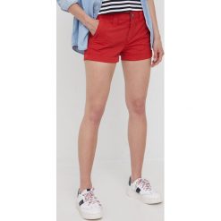 Pepe Jeans szorty bawełniane BALBOA SHORT damskie kolor czerwony gładkie medium waist. Czerwone szorty Pepe Jeans, bez wzorów, z bawełny. W wyprzedaży za 174.99 zł.