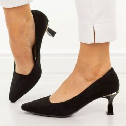 Czarne zamsz Polskie szpilki damskie Suzana 6030. Czarne szpilki Suzana, bez wzorów, z zamszu, eleganckie, bez obcasa, na obcasie, bez zapięcia. Za 249.00 zł.