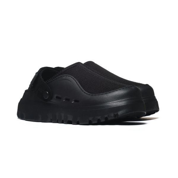 Klapki Ugg GoldenGlow 1166912-BLK. Czarne klapki UGG, bez wzorów, z gumy, z okrągłym noskiem, bez obcasa, bez zapięcia. Za 439.00 zł.
