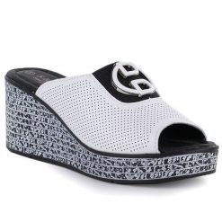 Skórzane klapki damskie na koturnie białe S.Barski 7012. Białe klapki S.BARSKI, bez wzorów, ze skóry, bez obcasa, na koturnie, bez zapięcia. Za 189.99 zł.