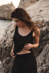 Luźny top na ramiączkach w kolorze TOTALLY BLACK - LOWELL-M/L. Czarne topy Marsala, l, bez wzorów, z materiału, bez kołnierzyka, bez ramiączek. W wyprzedaży za 47.96 zł.