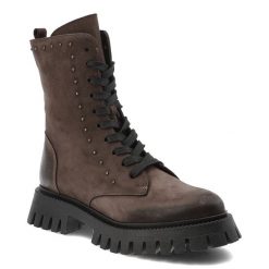 Botki damskie Karino, skórzane na płaskim obcasie z dżetami z okrągłym noskiem i na zamek, jasnobrązowe, 5637-015-F. Brązowe botki Karino, z aplikacjami, z nubiku, eleganckie, z okrągłym noskiem, bez obcasa, na płaskiej podeszwie, bez zapięcia. Za 449.00 zł.