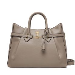 Torebka Guess. Brązowe torebki klasyczne Guess, z aplikacjami, bez dodatków. Za 719.99 zł.