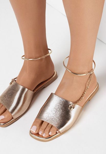 Szampańskie Klapki Kimosis. Żółte klapki Born2be, bez wzorów, z otwartym noskiem, bez obcasa, na płaskiej podeszwie, bez zapięcia. Za 69.99 zł.