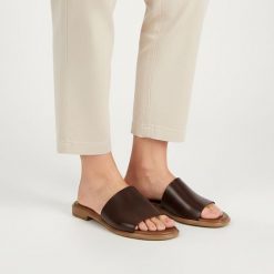 Klapki damskie Armodo, cholewka skóra naturalna model wsuwany odkryte palce płaska podeszwa lekka konstrukcja, brązowe, 40475. Brązowe klapki Armodo, bez wzorów, ze skóry, bez obcasa, na płaskiej podeszwie, bez zapięcia. Za 269.00 zł.