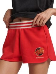 Spodenki sportowe damskie Superdry Vintage Colegiate. Czerwone szorty sportowe Superdry, z aplikacjami, z bawełny, z podwyższonym stanem. Za 121.49 zł.