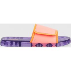 Melissa klapki Groovy Ad damskie kolor różowy. Czerwone klapki Melissa, bez wzorów, z kauczuku, bez obcasa, na płaskiej podeszwie, bez zapięcia. W wyprzedaży za 219.99 zł.