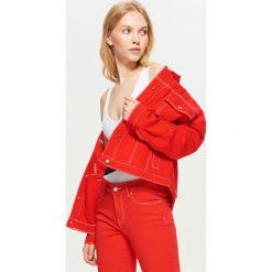 Kurtka jeansowa w czerwonym kolorze - Czerwony. Kurtki marki QUECHUA. W wyprzedaży za 49.99 zł.