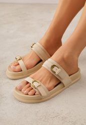 Beżowe Klapki z Dwoma Paskami i Klamrami Cevinra. Brązowe klapki Born2be, bez wzorów, eleganckie, bez obcasa, na płaskiej podeszwie, bez zapięcia. Za 79.99 zł.