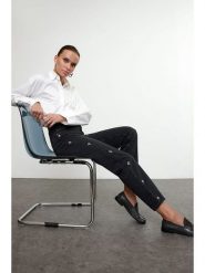 Trendyol Dżinsy - Mom fit - w kolorze czarnym rozmiar: 44. Czarne jeansy Trendyol, bez wzorów, klasyczne, z podwyższonym stanem. Za 124.95 zł.