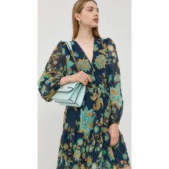 Guess sukienka kolor granatowy mini rozkloszowana. Niebieskie sukienki Guess, l, z aplikacjami, z tworzywa sztucznego, bez kołnierzyka, bez ramiączek, mini, rozkloszowane. W wyprzedaży za 489.99 zł.