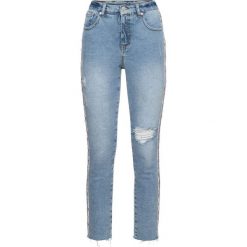 Dżinsy z połyskującymi paskami bonprix niebieski "bleached”. Jeansy marki bonprix. Za 129.99 zł.