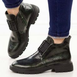 Zielone lakierowane botki damskie M.Daszyński 2501-10. Zielone botki M.Daszyński, bez wzorów, z jeansu, biznesowe, z okrągłym noskiem, bez obcasa, bez zapięcia. W wyprzedaży za 179.10 zł.