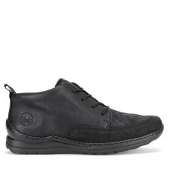 Botki Rieker. Czarne botki Rieker, bez wzorów, bez obcasa, na płaskiej podeszwie, bez zapięcia. Za 329.99 zł.