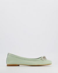 BALERINY Z BŁYSZCZĄCĄ KOKARDĄ E112-2 BK FRESH. Baleriny Venezia, bez wzorów, ze skóry, bez obcasa, bez zapięcia. Za 219.00 zł.