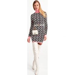 SUKIENKA ELISABETTA FRANCHI. Sukienki Elisabetta Franchi, bez wzorów, eleganckie, bez kołnierzyka, bez ramiączek. W wyprzedaży za 704.70 zł.