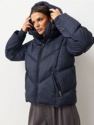 Pikowana kurtka puffer z kapturem - granatowy. Niebieskie kurtki Sinsay, l, bez wzorów, z kapturem. Za 119.99 zł.