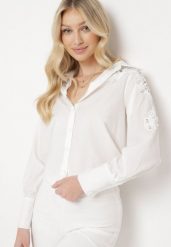 Biała Koszula z Ażurowymi Wstawkami Ozdobiona Cyrkoniami i Kryształkami Gonie. Białe koszule Born2be, m, w ażurowe wzory, eleganckie, bez kołnierzyka, bez ramiączek. W wyprzedaży za 135.99 zł.