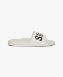 Superdry Pool Sliders klapki basenowe z wyściełanymi paskami – Brilliant White. Białe klapki Superdry, bez wzorów, z poliesteru, bez obcasa, bez zapięcia. Za 143.70 zł.