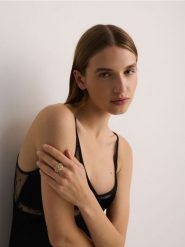 Fakturowany pierścionek - złoty. Żółte pierścionki Reserved, złote. W wyprzedaży za 29.99 zł.