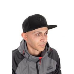 Czapka typu snapback Fox Rage Shield Flat Peak. Czarne czapki z daszkiem FOX RAGE, bez wzorów, z gumy, eleganckie. Za 148.50 zł.