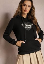 Czarna Bluza Kangurka Ocieplona Polarem z Ozdobnym Nadrukiem Elili. Czarne bluzy Renee, l, bez wzorów, z jeansu, bez kaptura. W wyprzedaży za 71.99 zł.