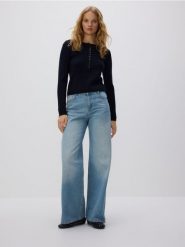 Strukturalny sweter z guzikami - granatowy. Niebieskie swetry Reserved, l, bez wzorów, z dzianiny, bez ramiączek. W wyprzedaży za 69.99 zł.
