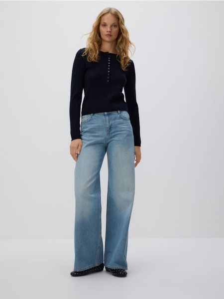 Strukturalny sweter z guzikami - granatowy. Niebieskie swetry Reserved, l, bez wzorów, z dzianiny, bez ramiączek. W wyprzedaży za 69.99 zł.