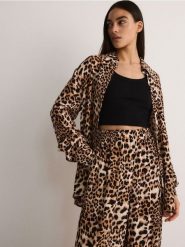 Koszula w zwierzęcy wzór - beżowy. Brązowe koszule Reserved, l, bez wzorów, z wiskozy, bez kołnierzyka, bez ramiączek. W wyprzedaży za 65.99 zł.