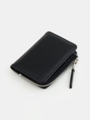 Mały portfel z imitacji skóry - czarny. Czarne portfele Sinsay, bez wzorów, ze skóry. Za 19.99 zł.