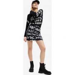Desigual spódnica kolor czarny mini prosta. Czarne spódnice Desigual, na co dzień, l, bez wzorów, z bawełny, mini, dopasowane. W wyprzedaży za 244.99 zł.