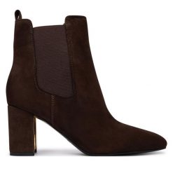 Botki Guess. Brązowe botki Guess, z aplikacjami, bez obcasa, na słupku, bez zapięcia. Za 674.99 zł.