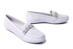 RIEKER 46885-80 white, półbuty letnie damskie. Białe półbuty wsuwane Rieker, na lato, bez wzorów, bez obcasa. Za 237.92 zł.