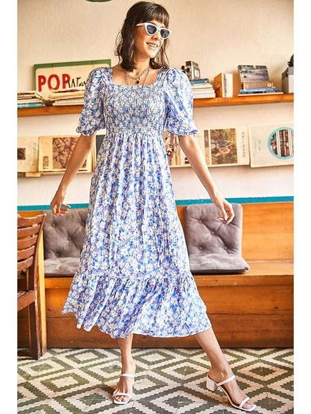 Trendyol Sukienka w kolorze błękitno-białym rozmiar: M. Białe sukienki Trendyol, na co dzień, m, bez wzorów, z wiskozy, bez kołnierzyka, bez ramiączek, maxi, proste. Za 101.45 zł.