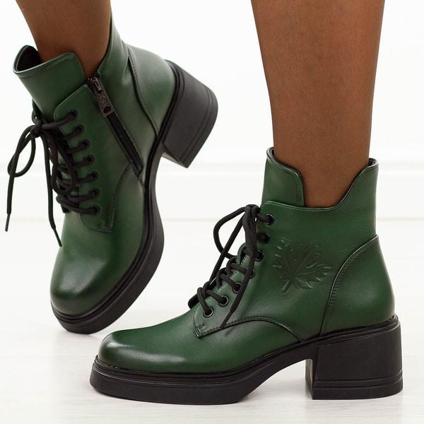 Zielone skórzane botki damskie Vinceza 39950. Zielone botki VINCEZA, bez wzorów, z jeansu, eleganckie, z okrągłym noskiem, bez obcasa, na płaskiej podeszwie, bez zapięcia. Za 299.00 zł.