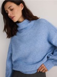 Gładki golf - jasnoniebieski. Niebieskie swetry Reserved, l, bez wzorów, z dzianiny, bez ramiączek. W wyprzedaży za 99.99 zł.