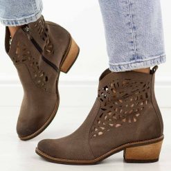 Taupe skórzane Polskie botki damskie, kowbojki ażurowe na obcasie Deoni Ko-07B. Botki Deoni, w ażurowe wzory, z jeansu, boho, bez obcasa, na obcasie, bez zapięcia. Za 539.00 zł.