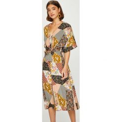 Answear - Sukienka. Sukienki ANSWEAR, na co dzień, m, bez wzorów, z materiału, casualowe, bez kołnierzyka, bez ramiączek, midi, proste. W wyprzedaży za 149.90 zł.