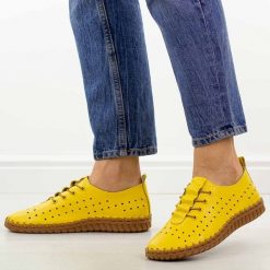 Żółte ażurowane skórzane półbuty damskie T.Sokolski w26-02. Żółte półbuty wsuwane Sokolski, na jesień, bez wzorów, z jeansu, klasyczne, bez obcasa, na płaskiej podeszwie. Za 259.00 zł.