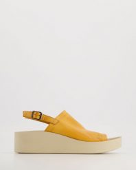 SANDAŁY NA KOTURNIE 012490 YELLOW. Żółte sandały Venezia, bez wzorów, ze skóry, bez obcasa, na koturnie, bez zapięcia. Za 229.00 zł.