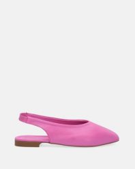 RÓŻOWE SANDAŁY Z KRYTYM NOSKIEM 0028591 FUXIA. Czerwone sandały Venezia, bez wzorów, ze skóry, bez obcasa, bez zapięcia. Za 249.00 zł.