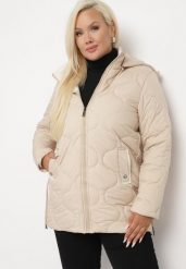 Beżowa Pikowana Kurtka Plus Size z Odpinanym Kapturem i Wsuwanymi Kieszeniami Anselie. Brązowe kurtki Born2be, plus size, bez wzorów, z materiału. W wyprzedaży za 125.99 zł.