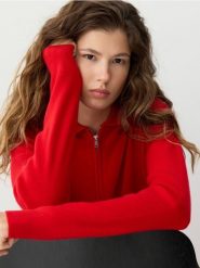 Wełniany sweter z kołnierzykiem - czerwony. Czerwone swetry Reserved, l, bez wzorów, z dzianiny, bez ramiączek. Za 279.99 zł.