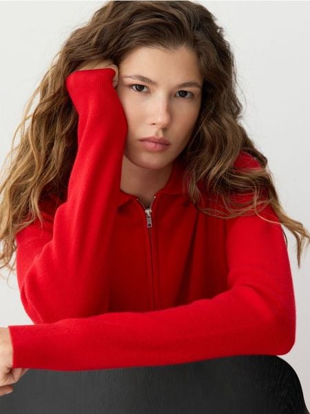 Wełniany sweter z kołnierzykiem - czerwony. Czerwone swetry Reserved, l, bez wzorów, z dzianiny, bez ramiączek. Za 279.99 zł.