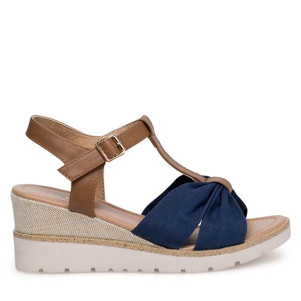 Sandały Clara Barson. Niebieskie sandały Clara Barson, bez wzorów, bez obcasa, na koturnie, bez zapięcia. Za 119.99 zł.