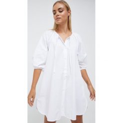 Sisley sukienka bawełniana kolor biały mini rozkloszowana. Białe sukienki Sisley, bez wzorów, z bawełny, bez kołnierzyka, bez ramiączek, mini, rozkloszowane. W wyprzedaży za 299.99 zł.