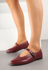 Bordowe Balerinki z Paskiem z Klamerką Zdobione Nitami Elldriva. Czerwone baleriny Born2be, z aplikacjami, z jeansu, eleganckie, bez obcasa, na obcasie, bez zapięcia. Za 54.99 zł.