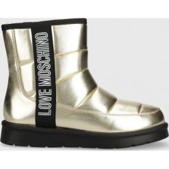 Love Moschino śniegowce kolor złoty. Żółte śniegowce Love Moschino, bez wzorów, z gumy, bez zapięcia. W wyprzedaży za 649.99 zł.