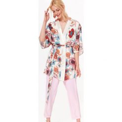 ŻAKIET TYPU KIMONO W KWIATOWY WZÓR, Z PASEM. Marynarki i żakiety marki TOP SECRET. W wyprzedaży za 59.99 zł.