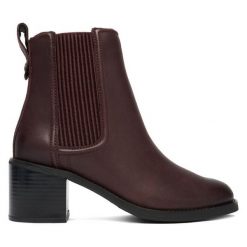 Botki Clarks. Czerwone botki Clarks, bez wzorów, bez obcasa, na słupku, bez zapięcia. Za 419.99 zł.